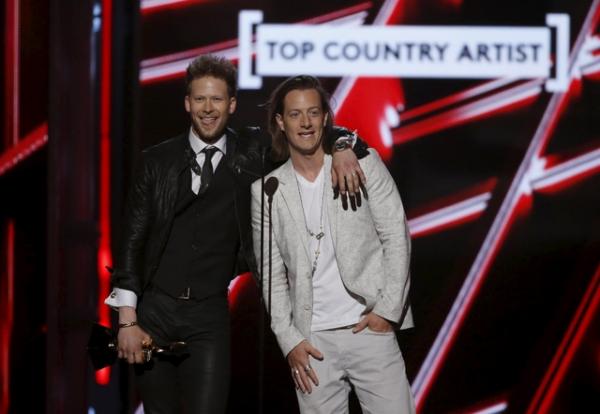 Florida Georgia Line accepts the award for top country artist at the 2015 Billboard Music Awards in Las Vegas, Nevada May 17, 2015.  REUTERS/Mario Anzuoni